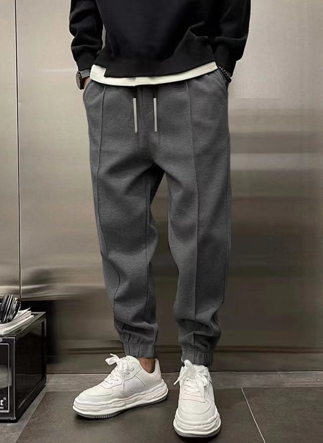 men’s fleece drawstring sweatpants in gray featuring white drawstrings and a tapered elastic-waist design.