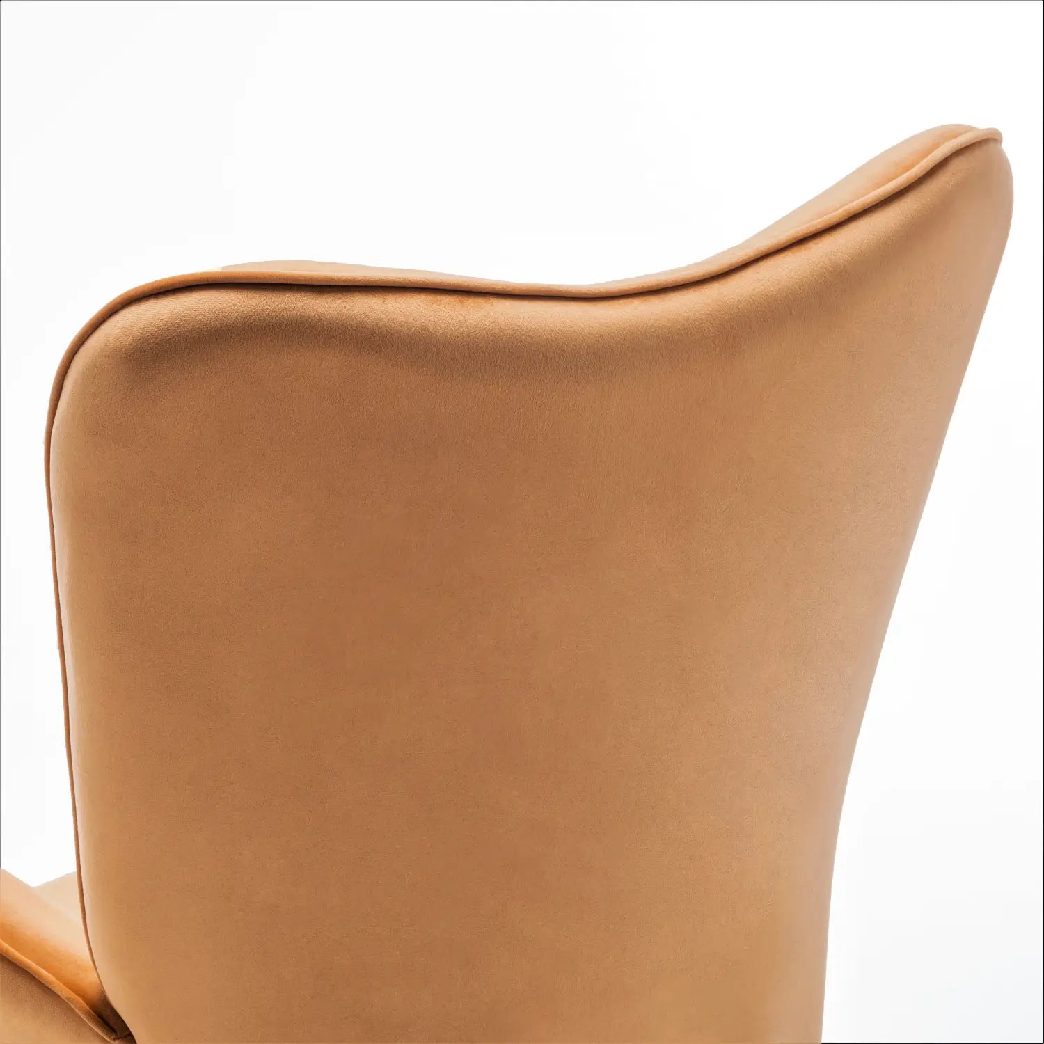 La parte posterior de un sillón de acento tipo wingback de estilo moderno de mediados de siglo presenta cuero color crema con contornos curvos y lisos, y costuras sutiles a lo largo del borde superior.