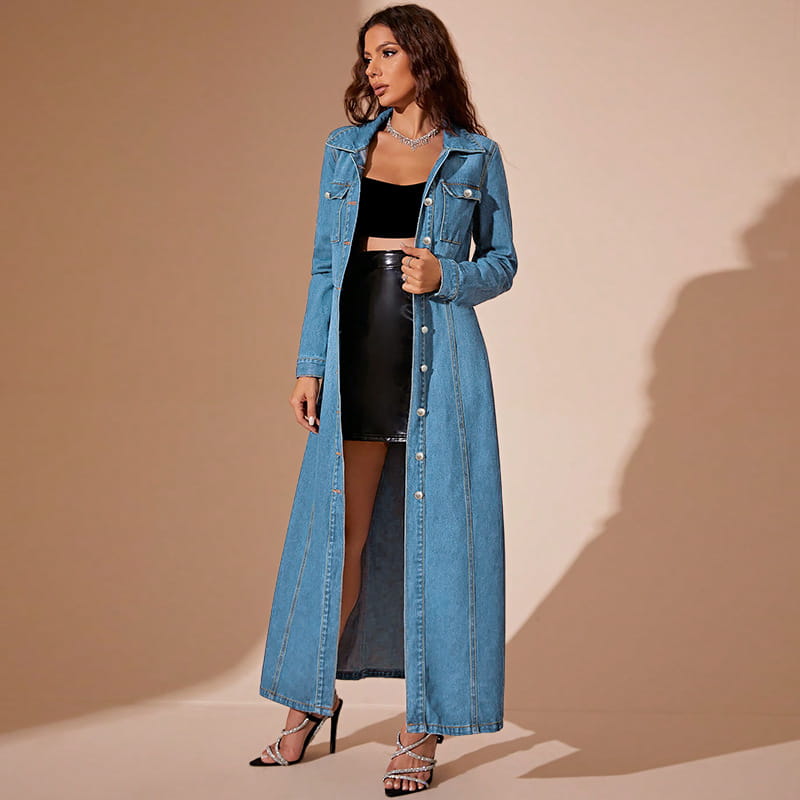 Ein langärmeliges Maxi-Cardigan-Kleid aus Denim mit Knopfleiste vorne, das aus mittelgewaschenem blauem Denim-Material gefertigt ist, mit Knopfleisten-Design und seitlichen Schlitzen.