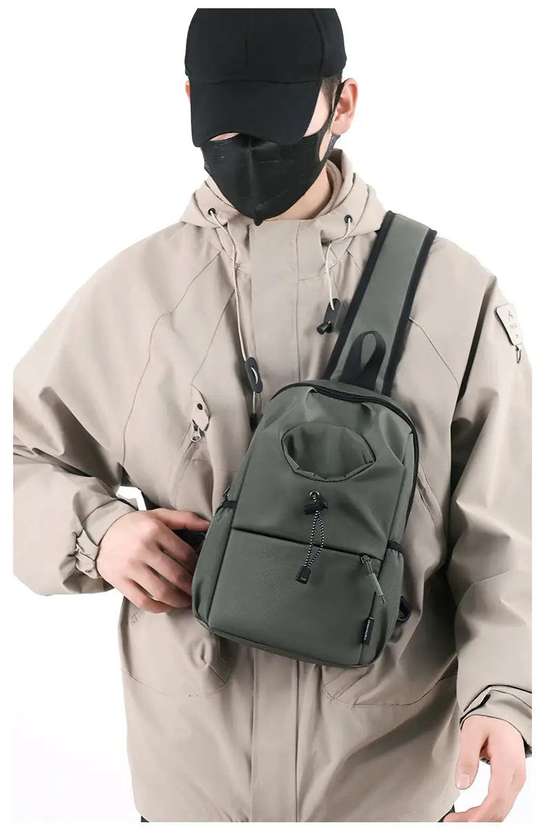 Olivgrüne wasserdichte Herren-Oxford-Gewebe-Minimalist-Crossbody-Brusttasche im taktischen Stil mit schwarzen Trägern und Reißverschlussgriffen