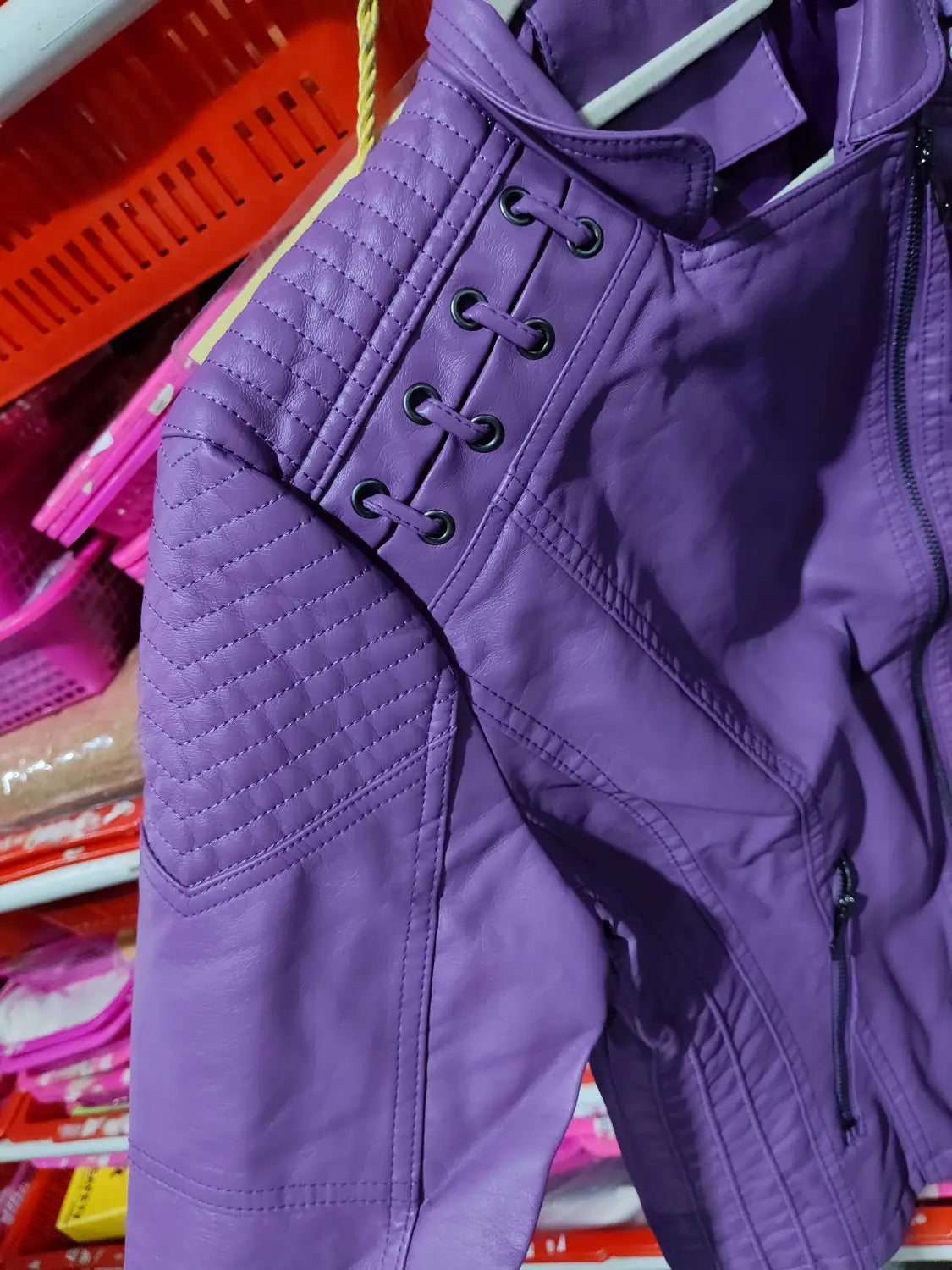 Damen Faux-Leder-Motojacke Slim Fit Bikerjacke in Lila aus quiltierter (gepolsterter) Ausführung mit schwarzem Schnür-Detail an der Seite