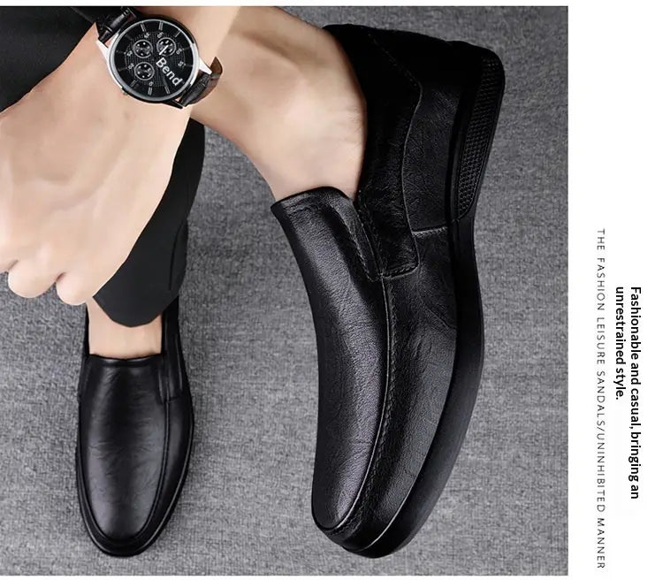 Mocassins en cuir pour homme, style britannique, à enfiler, en noir, avec une conception minimaliste élégante et des détails de surpiqûres subtils.