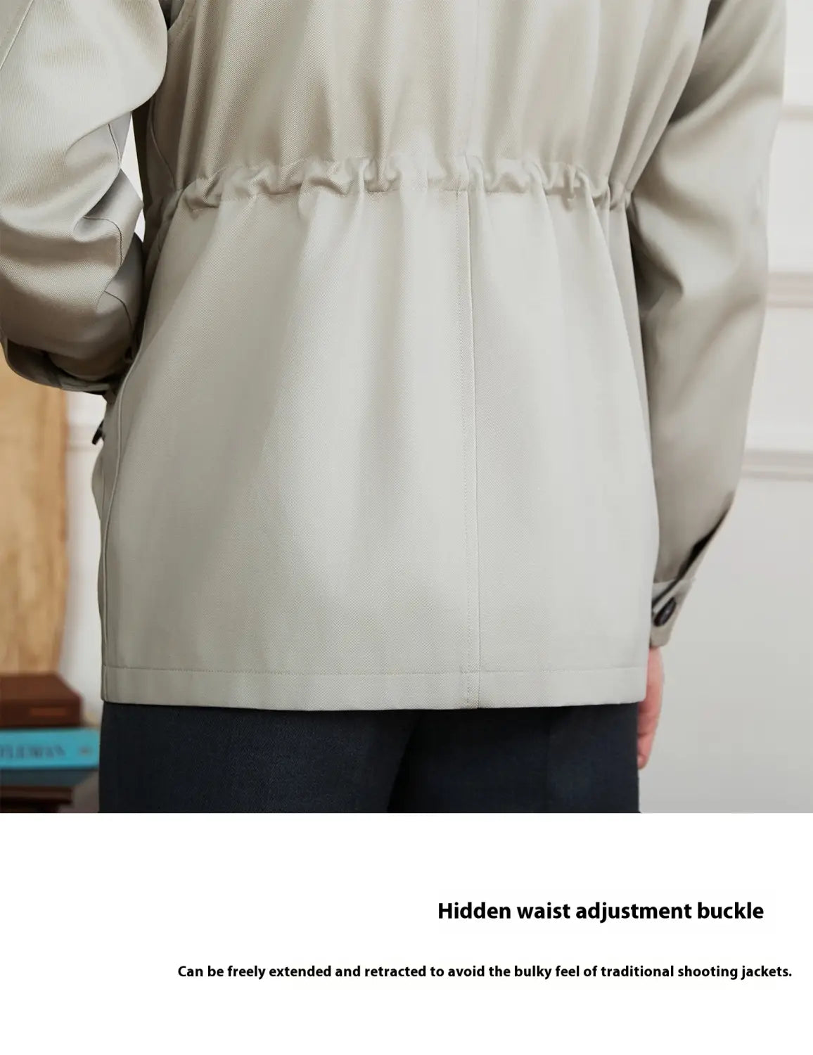 Herren-Lyocell-Mischung Utility-Safarijacke in Beige mit Klappentaschen und verdeckter Taillenverstell- Schnalle für eine schlanke, durchgängige Silhouette.