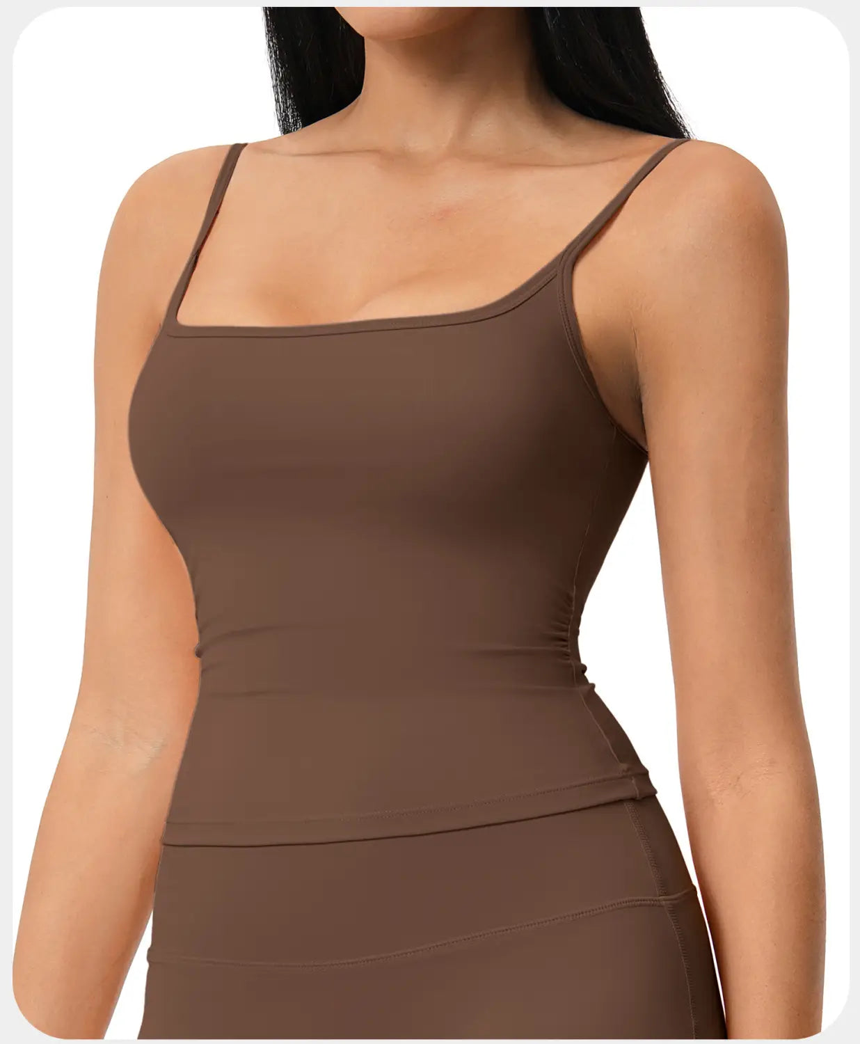 Una camisola deportiva sin mangas acolchada elegante de color marrón sólido, con tirantes tipo spaghetti, escote cuadrado, tela de secado rápido y una silueta entallada, diseñada para ropa deportiva de entrenamiento.