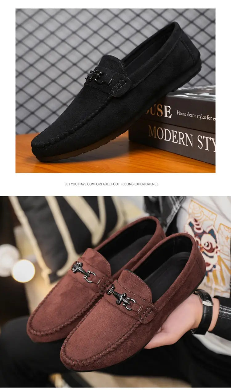 Mocassins à enfiler en daim noir pour homme avec boucle métallique en mors de cheval, avec détail de boucle métallique.