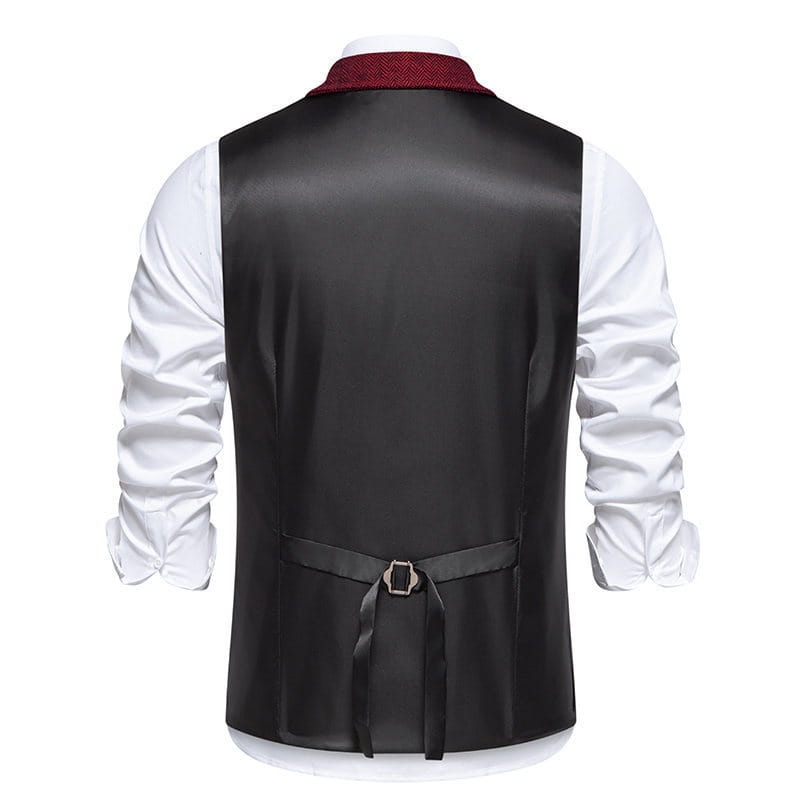 Chaleco de traje tipo sastre doble abotonado de espiga para hombre en satén negro con cuello de espiga burdeos y cinturón a juego.