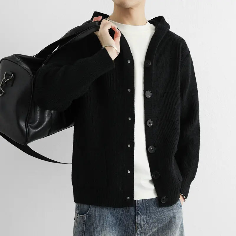 Schwarzer Rippstrick-Cardigan mit dunklen Knöpfen und einer Kapuze, entworfen als Casual-Pullover.