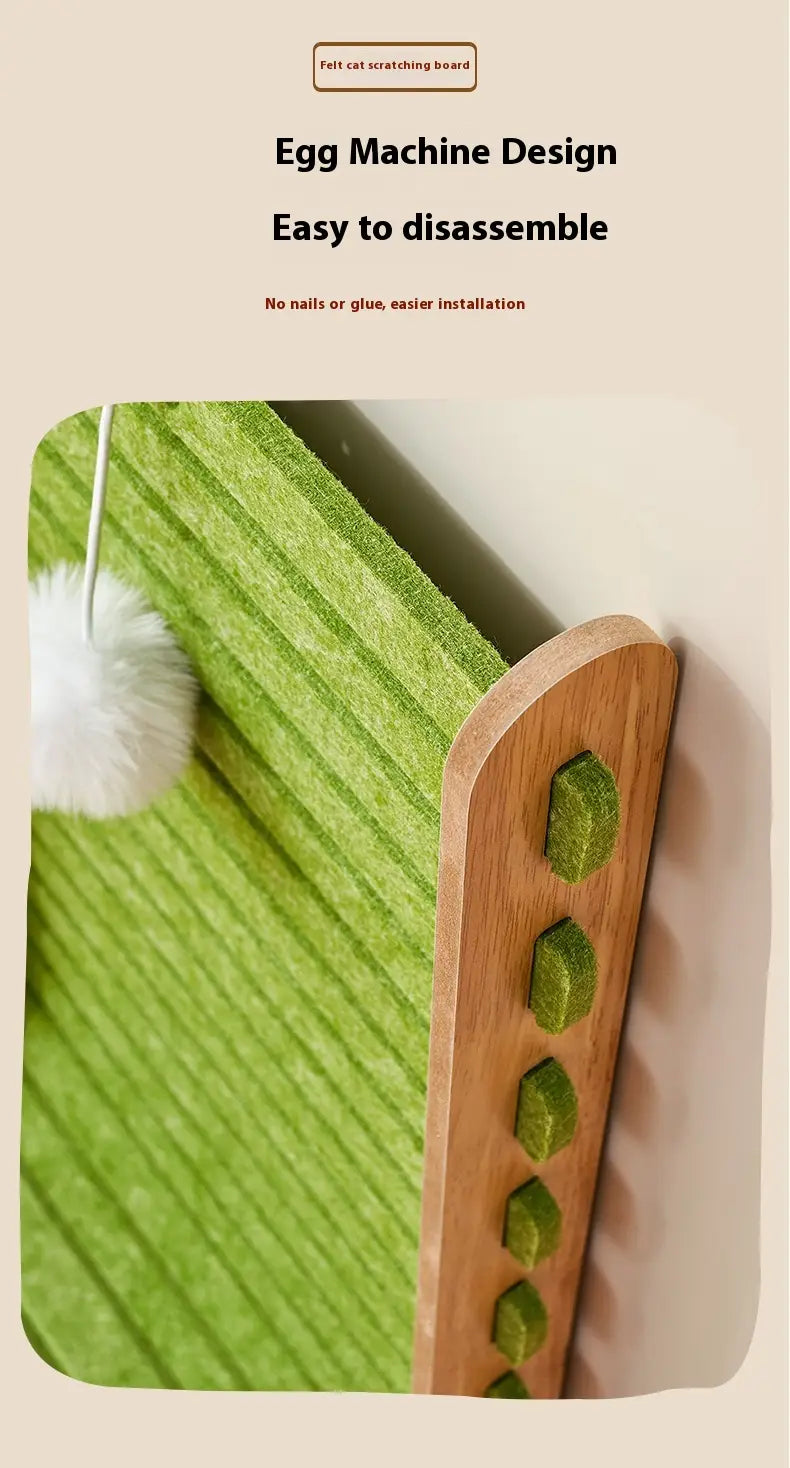 Grünes Filz-Katzenkratzbrett mit vertikalem Sisalfaserfilz-Wandkratzbrett, mit einem hölzernen Seitenpaneel mit drei grünen, eiförmigen Filzaussparungen und einem weißen Pompon oben.