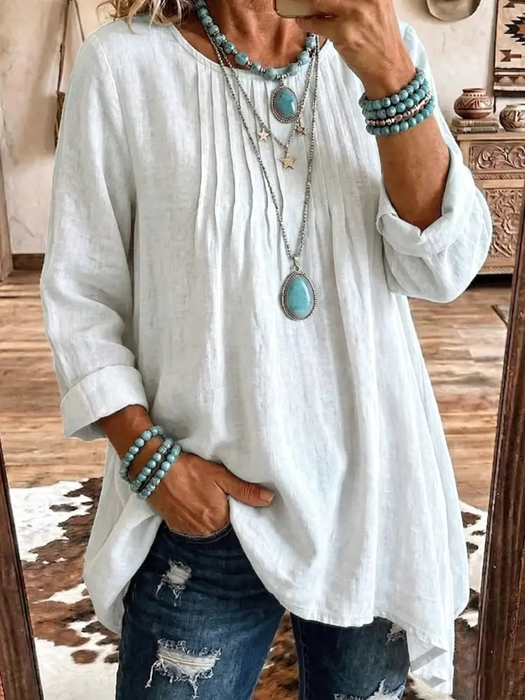 Tunique en lin blanche avec manches retroussées et coupe décontractée, conçue comme un haut ample décontracté à manches longues.