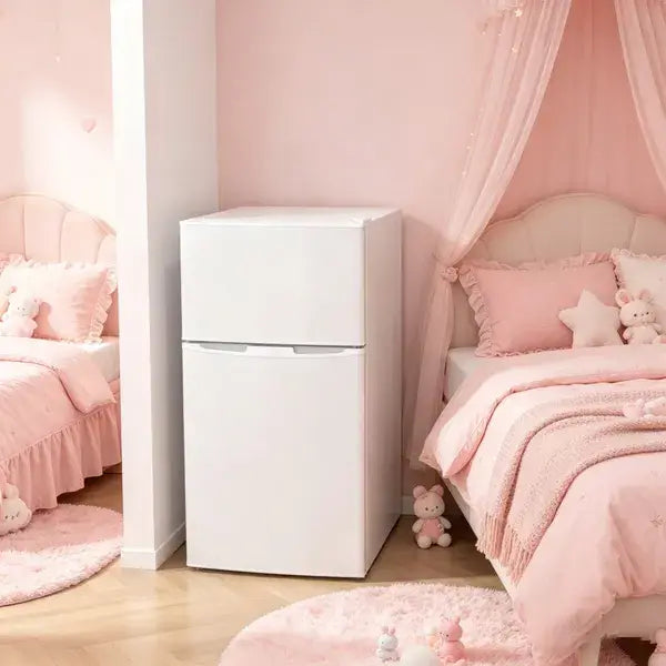 Weiße zweitürige kompakte Mini-Kühlbox mit Gefrierfach und verstellbaren Ablagen, mit schlankem, minimalistischen Design und glatter Oberfläche.