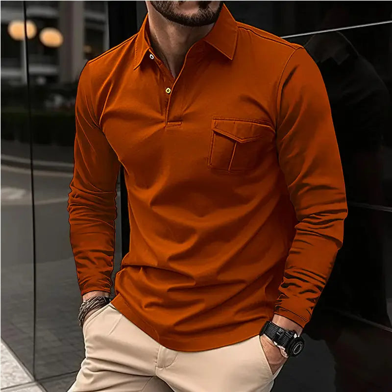 Oranges Herren-Polohemd mit langen Ärmeln, mit Brusttasche und geknöpfter Knopfleiste, als Casual-Sporttop gestaltet.