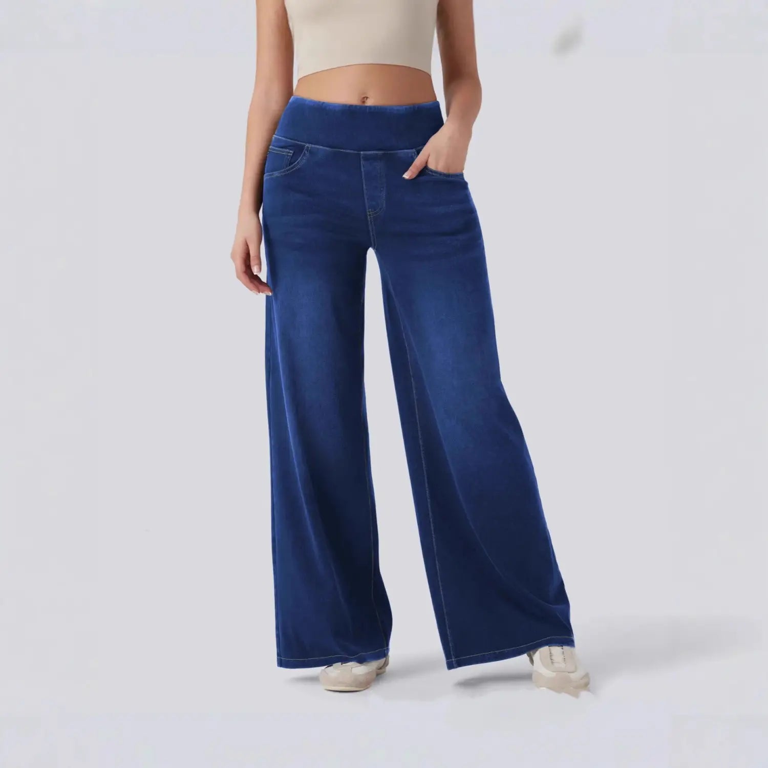 Jeans en denim bleu profond à jambes larges taille haute avec poches avant, réalisés dans un matériau denim pour une coupe élégante et confortable.