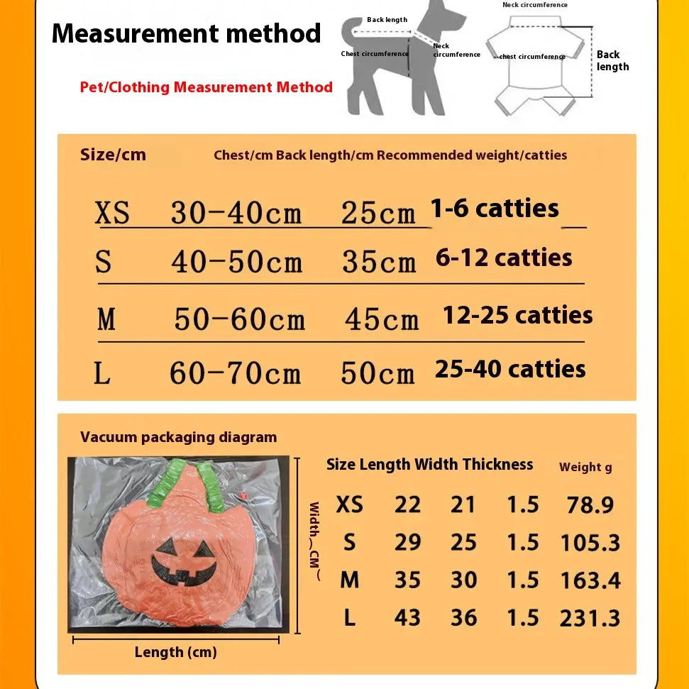 Costume orange pour chien en forme de citrouille, avec des traits du visage noirs et une tige verte en tissu, scellé sous vide dans un emballage plastique transparent pour un accessoire de tenue pour animal de compagnie destiné à Halloween.