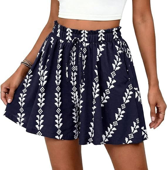 Dunkelblaue plissierte Rockpartie mit weißem geometrischem Blattmuster und elastischem Bund, präsentiert in der Kollektion von Shorts mit floralen Mustern und hoher Taille im A-Linien-Stil.