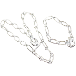 925 silver oval link jewelry set featuring a silver oval link chain necklace and bracelet by Aravant