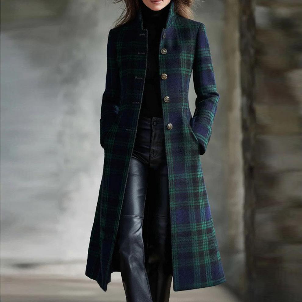 Manteau long en laine à carreaux écossais bleu marine foncé et turquoise, cardigan, avec des boutons à l’aspect doré.