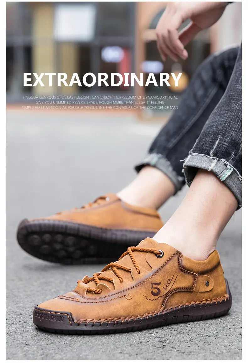 Herren-Lederschuhe im britischen Casual-Stil mit Schnürung aus beigem Leder, mit braunen Schnürsenkeln und einer gesteppten Zehenkappe.