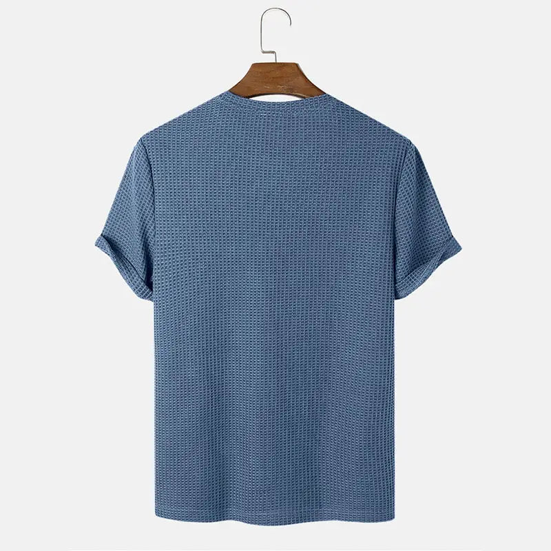 Herren-T-Shirt in Slim-Fit aus blauem Waffelstrick-Baumwollstoff mit Rundhalsausschnitt und kurzen Ärmeln.