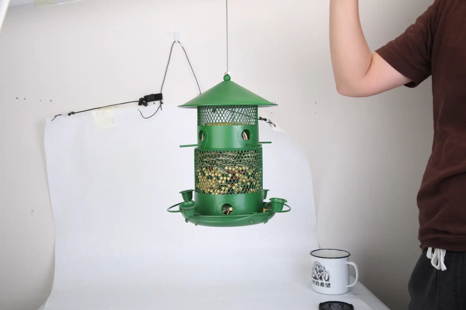 Comedero de aves metálico a prueba de ardillas con recipientes de agua