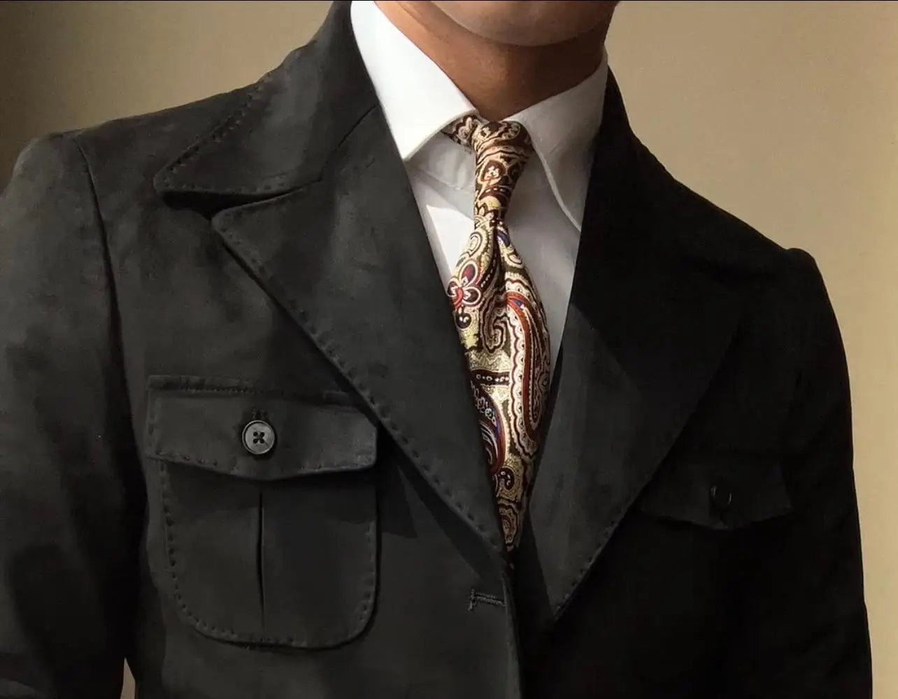 Abrigo de terciopelo de ante para hombre en verde oliva, con estilo de blazer de ante negro, solapas tipo muesca y bolsillos de solapa.