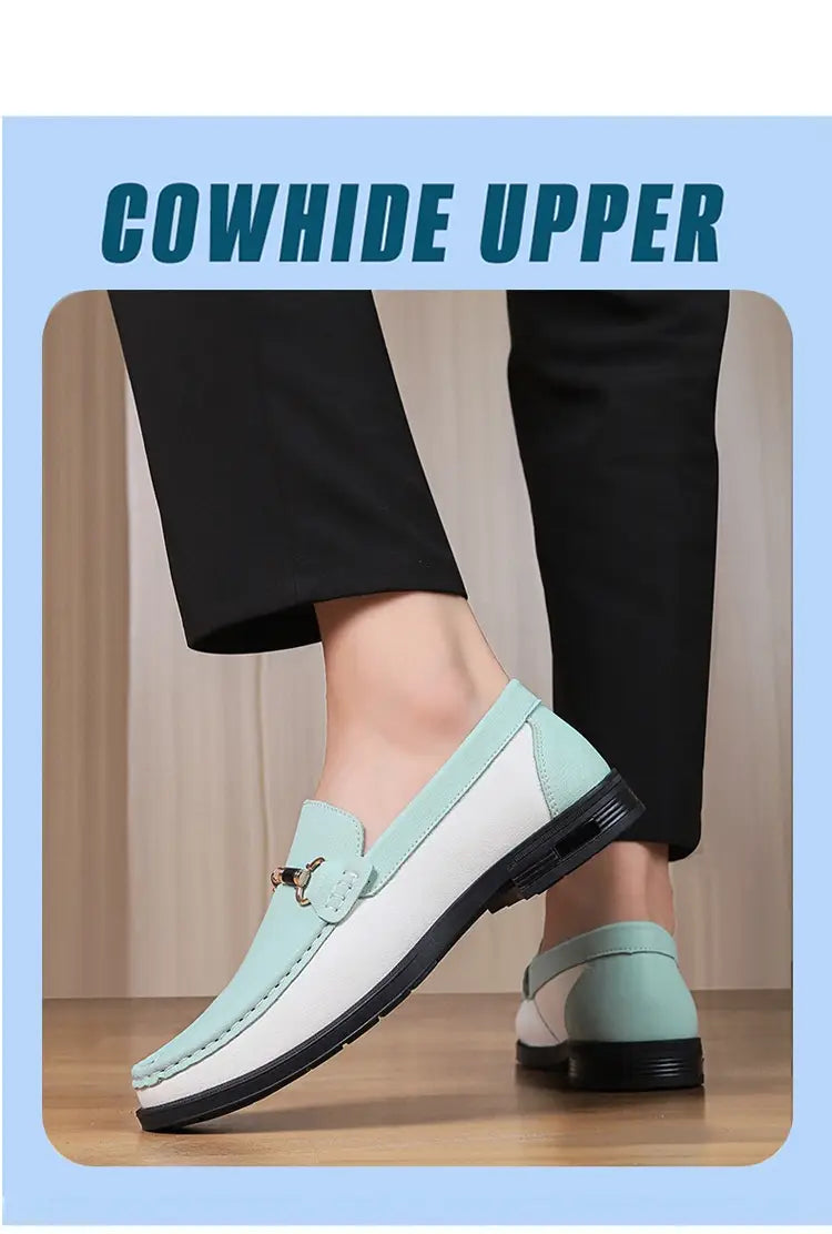 Mocassins décontractés en cuir pour homme à mors de cheval en cuir pleine fleur bleu clair et blanc, avec semelle en caoutchouc noire.