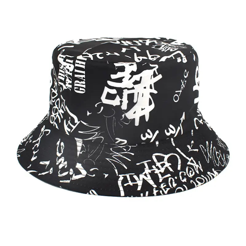 Chapeau bob noir présentant un imprimé blanc audacieux au style graffiti, conçu comme un chapeau de voyage respirant avec protection solaire.
