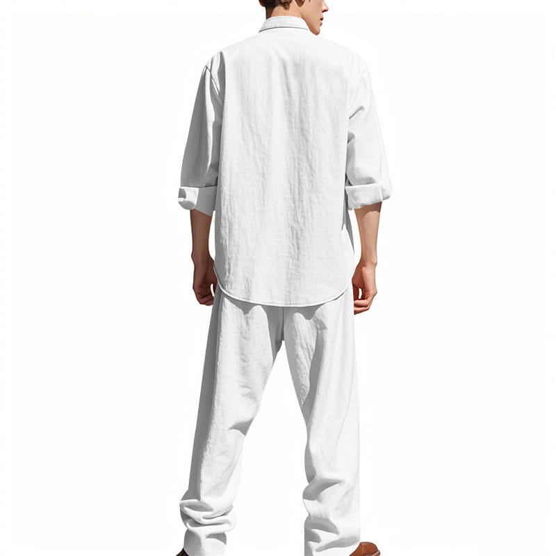 Weißes Leinenhemd mit umgeschlagenen Ärmeln und entspannter Passform aus dem Set mit Herren-Leinenhemd und -hose, ausgelegt für Komfort und Stil.