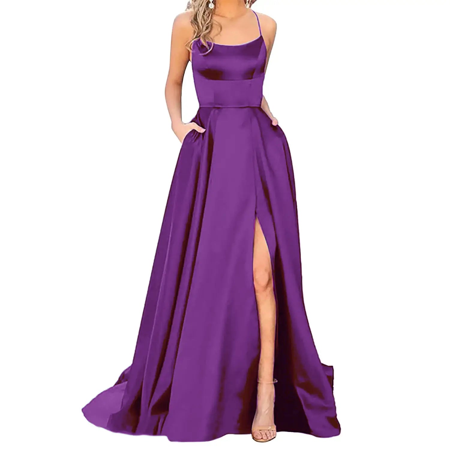 Ein fließendes Satin-Bridesmaid-Abendkleid in tiefem Violett mit quadratischem Ausschnitt und dünnen Spaghettiträgern.