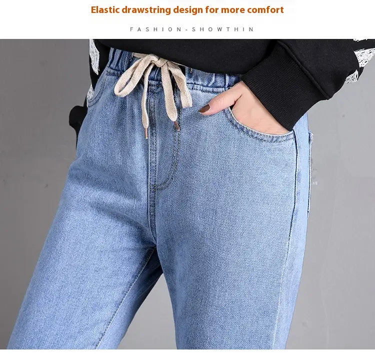 Jean droit taille haute style coréen en denim délavé clair, avec une taille à cordon de serrage élastique et des liens en cordon beige.