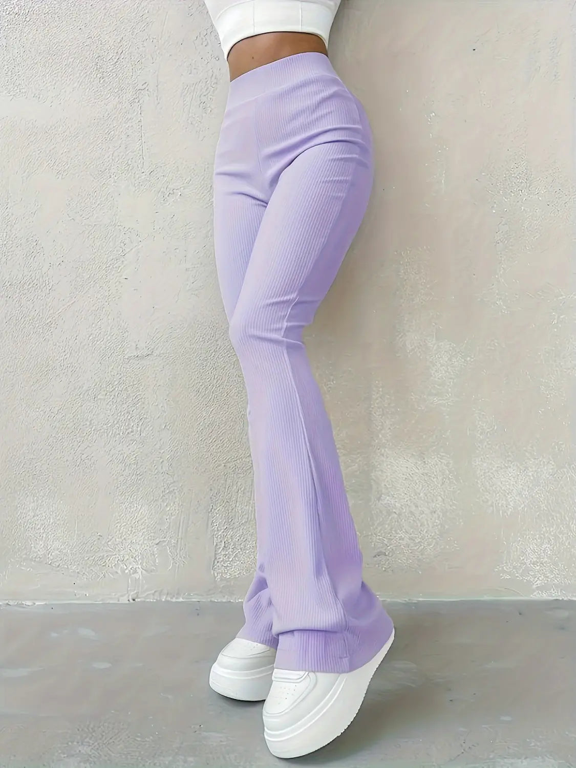 Fliederfarbene hoch geschnittene Ripp-Flared-Leggings aus Strickstoff mit ausgestelltem Bein-Design.