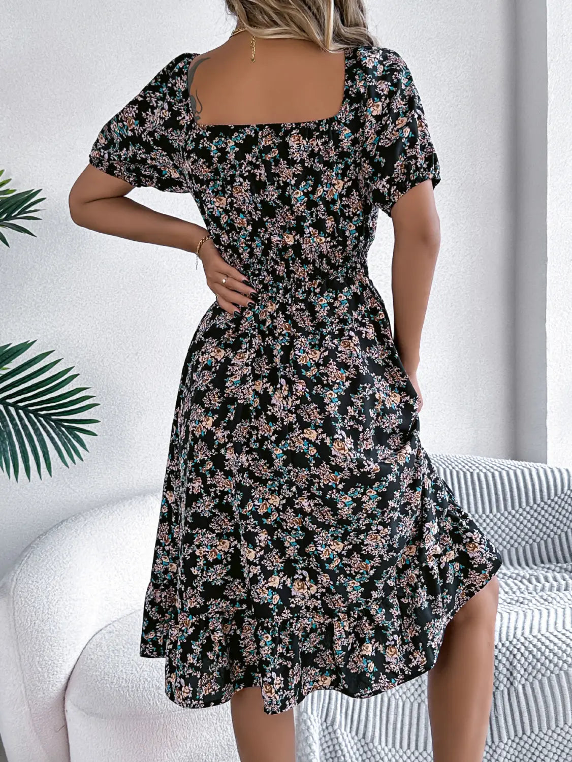 Robe midi à imprimé floral noir avec manches courtes bouffantes et encolure carrée, parfaite pour l’été.
