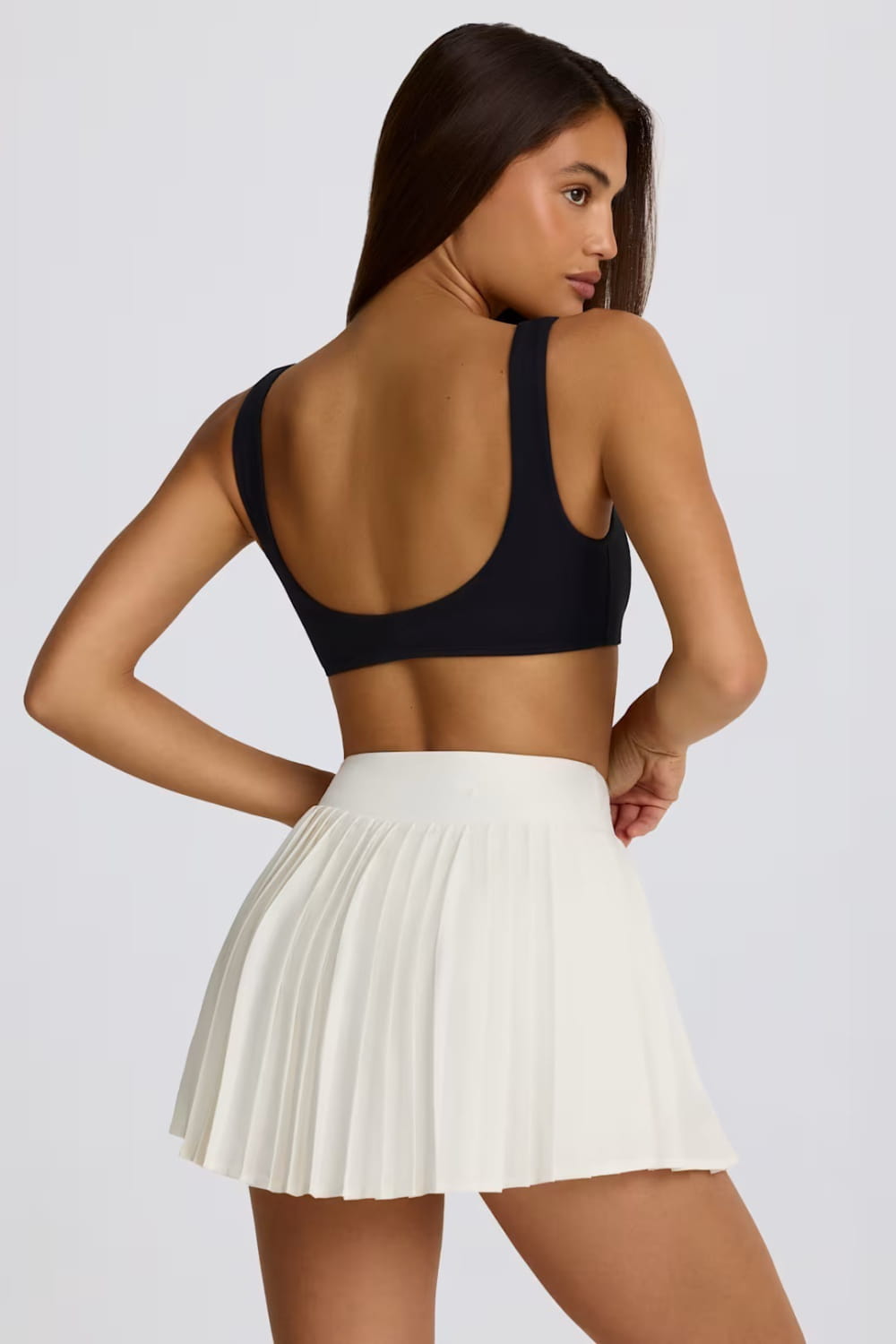 Weißer plissierter Sportrock-Skort aus figurformendem Fitnessmaterial mit Minirock-Design