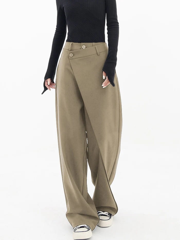 Khakifarbene asymmetrische Weitbein-Hosen mit modernem Design und Knopfleisten.