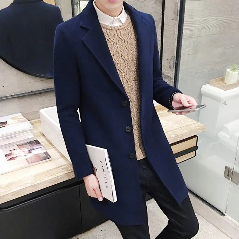 Dunkelblauer Woll-Übermantel für Herren mit schwarzen Knöpfen und Revers, der ein Slim-Fit-Design zeigt.