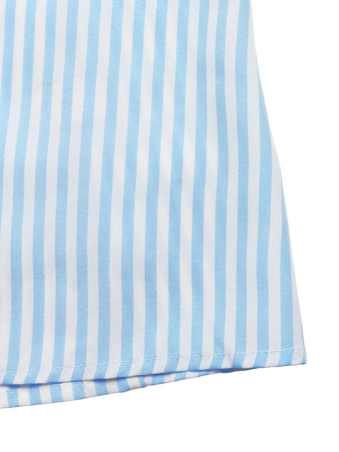 Robe longue d’été maxi à encolure en V et dos noué à rayures, montrant un tissu en coton bleu clair et blanc à rayures verticales, avec un ourlet cousu soigné.