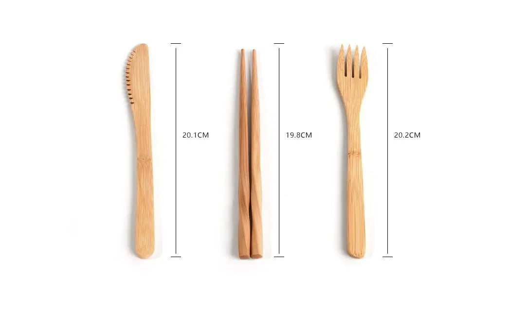 Juego de utensilios de bambú color marrón claro que incluye un cuchillo, palillos y un tenedor, con textura natural de vetas de madera, exhibido con un estuche de viaje enrollable de patrón de cuadros.