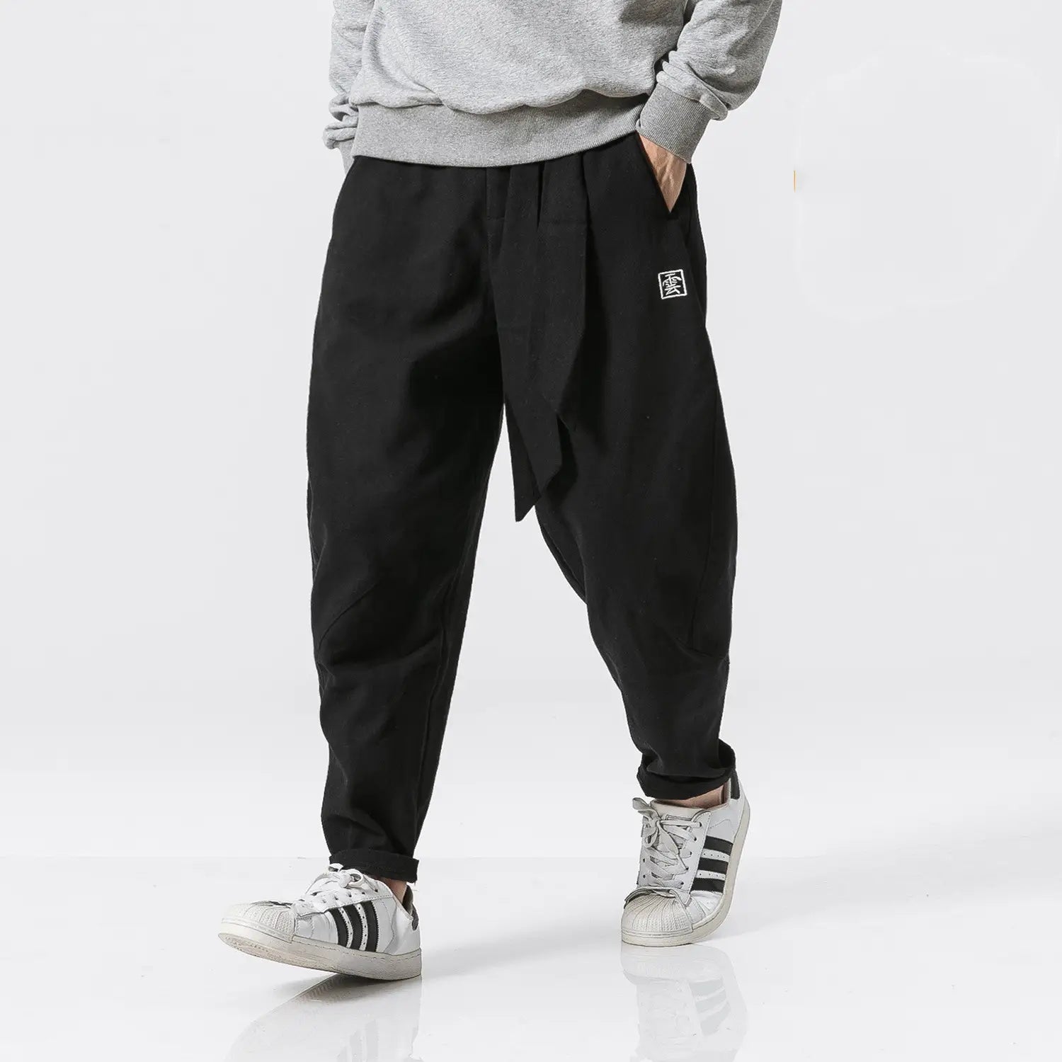 Herren schwarze zulaufende Veloursfutter-Cargo-Joggerhose im Relaxed Fit mit Kordelzug in der Taille und einem weißen Logo-Patch am linken Oberschenkel.