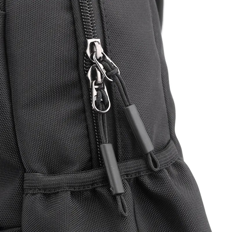 Schwarz strukturierter Nylon-Reißverschluss mit silberfarbenen Metall-Zuglaschen und schwarzen gummierten Schiebern an einer wasserdichten Herren-Oxford-Gewebe-Minimalist-Crossbody-Brusttasche.