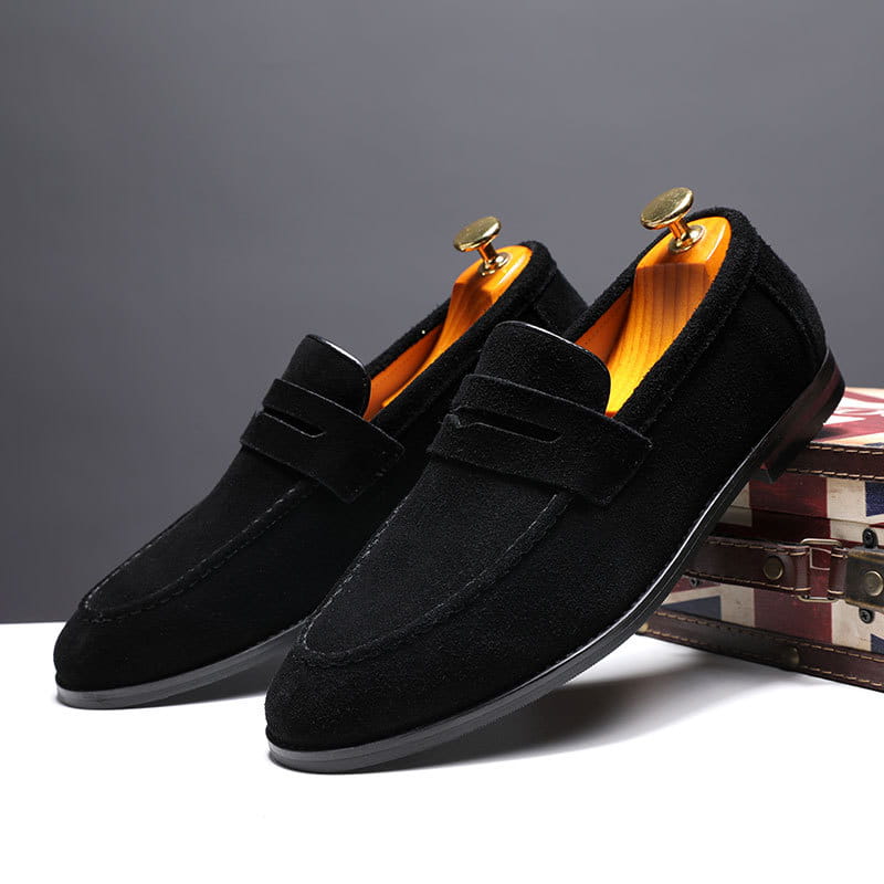 Mocassins penny en daim pour hommes, décontractés, en cuir, à enfiler facile, de couleur noire, avec un design classique à enfiler et une doublure intérieure orange contrastante.