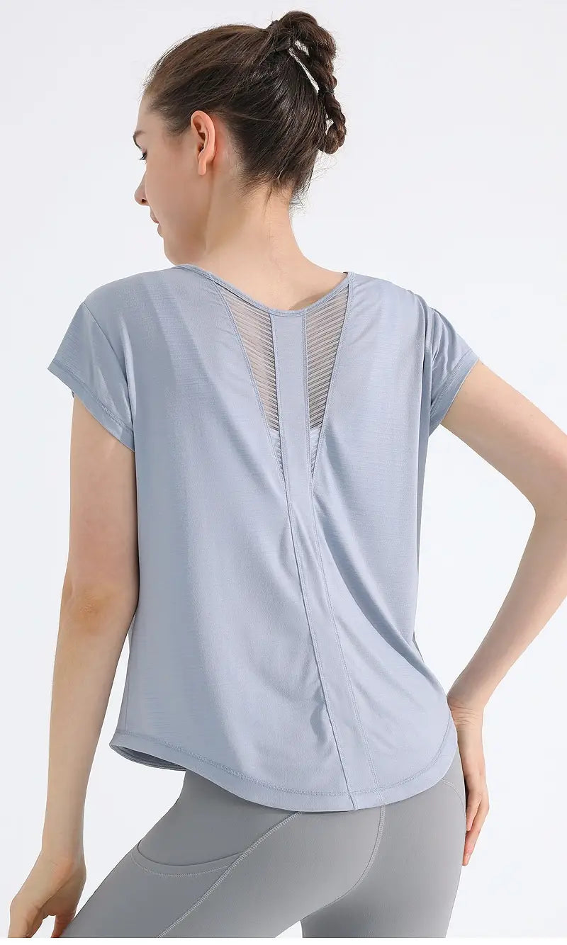 Schnelltrocknendes Mesh-Sportshirt für Damen, Yoga-Top, in hellem Blau mit kurzen Ärmeln und Mesh-Verarbeitung auf der Rückseite.