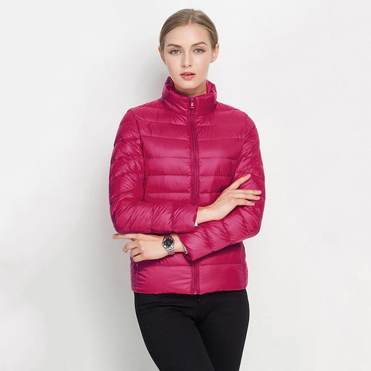 Eine kräftige Fuchsiafarbene Slim-Down-Gesteppte-Steppjacke mit Stehkragen und Frontreißverschluss.