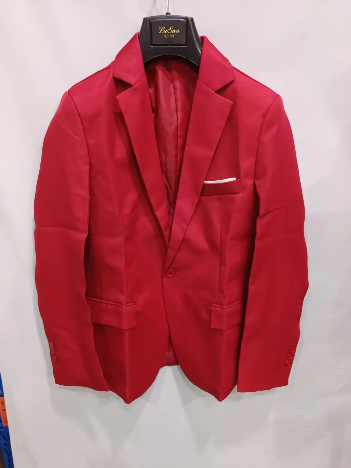 Ein leuchtend roter Herren-Slim-Fit-Fuchsia-Freizeitblazer mit eleganter, maßgeschneiderter Passform und dezentem Glanz.