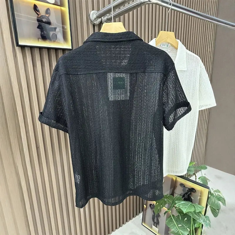 schwarzes Herren-Strickhemd mit kurzem Ärmel in strukturierter Optik, mit dezentem Schimmer und eckigem Applikationsdetail in der Rückansicht