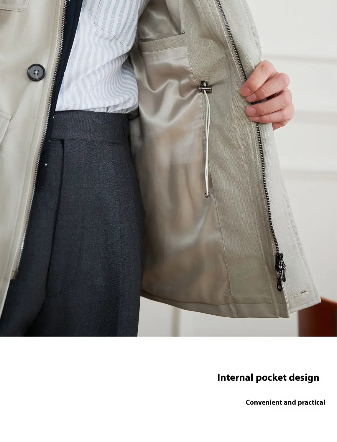 Herren-Lyocell-Mischung Utility-Safarijacke in Beige mit einer eleganten wasserabweisenden Außenseite und mit Satinstoff gefütterten Innentaschen.