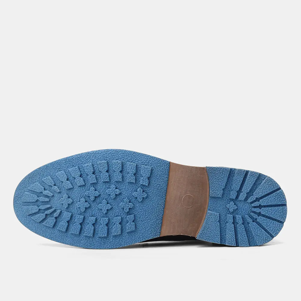 Herren-Lederschnürschuhe mit Kappenzehen im Retro-Business-Casual-Stil mit einer Außensohle mit blauem Gummiboden, braunem Fersenpatch und gerautem Profilmuster.