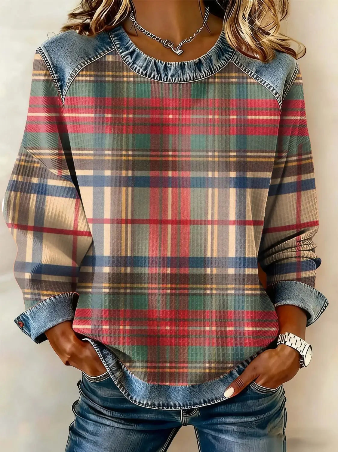 Sweat-shirt d’accent en denim à paillettes rouges confortable, présentant un motif écossais éclatant rouge, vert et bleu, avec des manches et un col en denim.