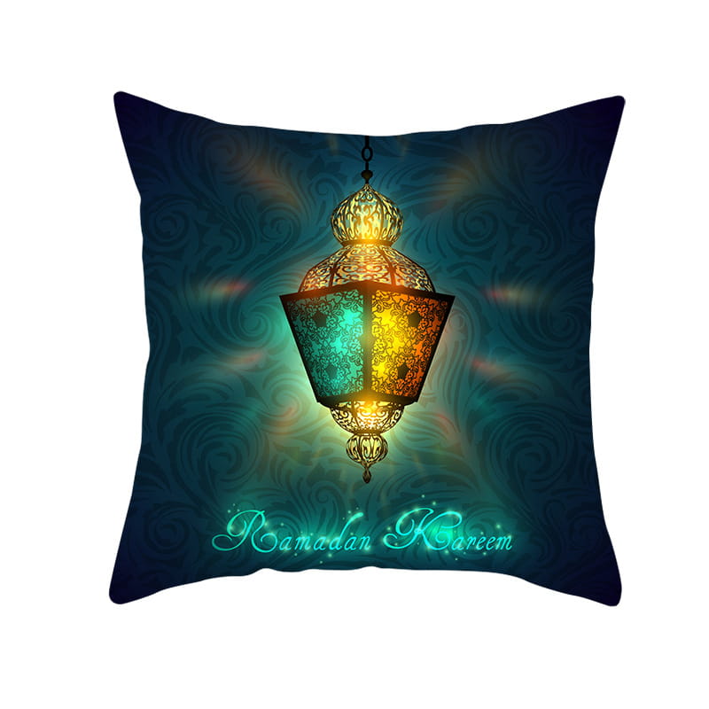 Funda de cojín cuadrada de Ramadán Kareem en azul y oro para linterna Eid, con un farol ornamentado luminoso y vibrante, con filigrana intrincada en dorado y turquesa sobre un fondo oscuro azul con remolinos.