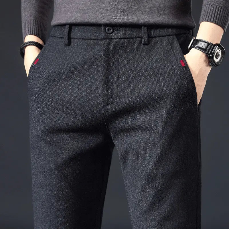 Herren-Chinohosen Slim Fit aus Wolle in Dunkelgrau aus elastischer Baumwolle mit geradem Bein, mit dezenten rot bestickten Akzenten an den Seitentaschen.