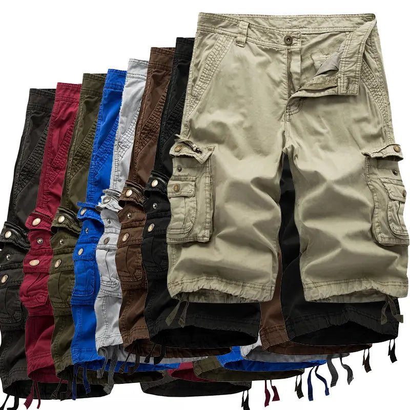 Bermudas cargo en coton beige pour hommes avec plusieurs poches et des fermetures à boutons, conçus avec des poignets à cordon de serrage pour un ajustement fonctionnel et confortable.