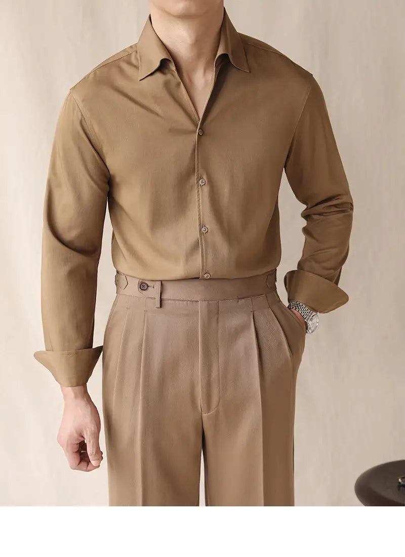 Ein tailliertes Herren-Oberteil aus beigem Satin mit Ein-Kragen, langarm im Business-Stil, mit klassischem Kragen und ordentlich gefalteten Manschetten.